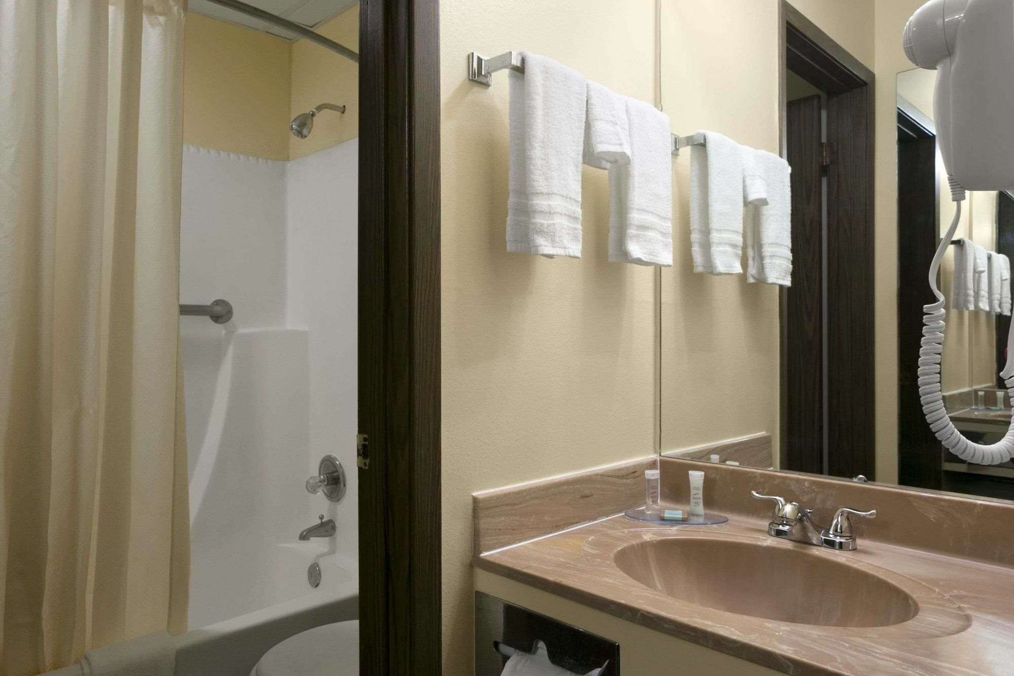 Travelodge Inn & Suites By Wyndham Muscatine Luaran gambar
